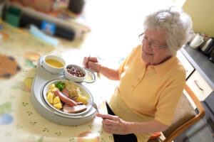 Senior prête à manger son repas "repas-sur-roues"