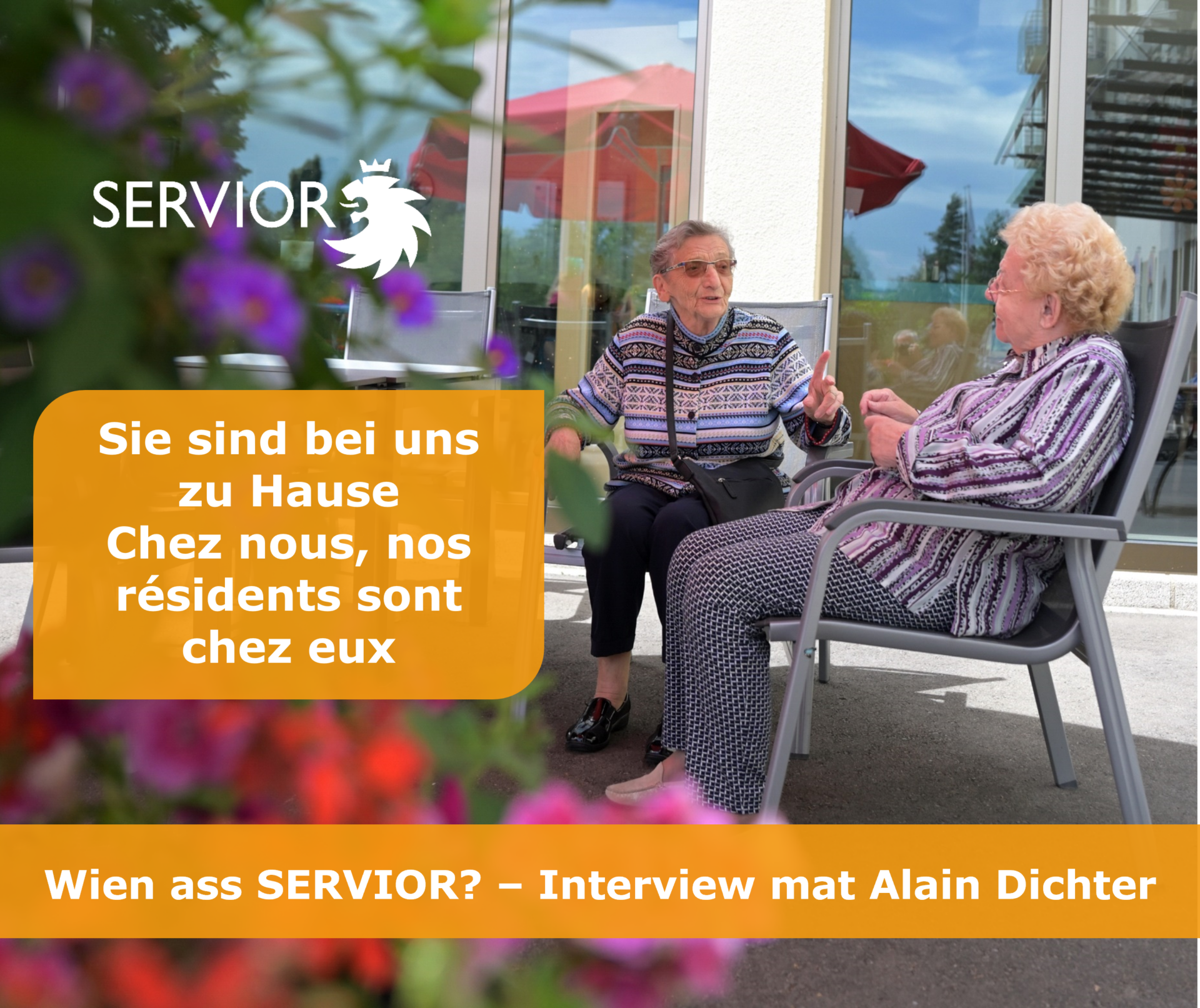 deux femmes sur une terrasse avec fleurs