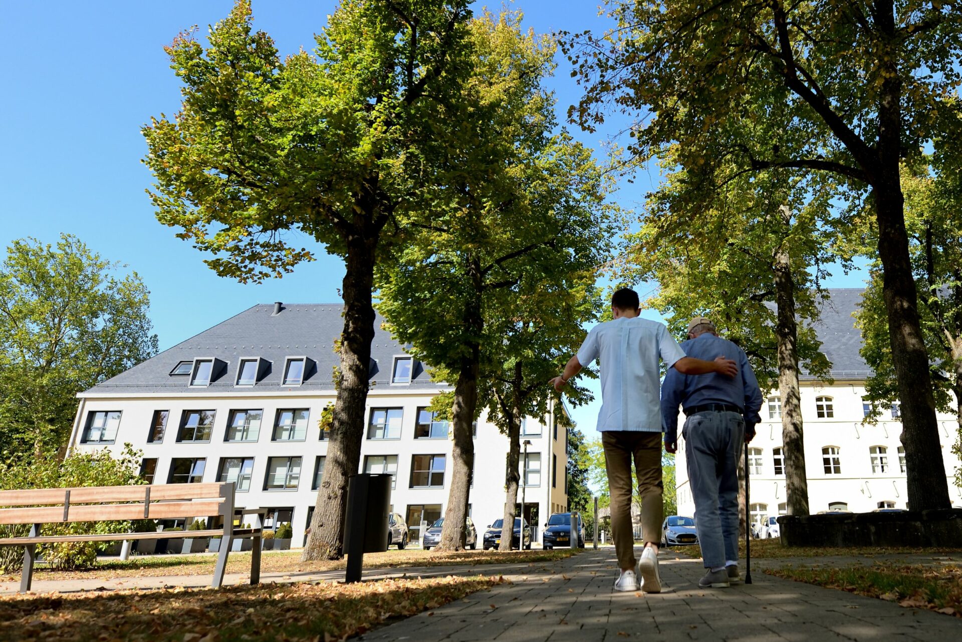 Un soignant accompagne un homme âgé