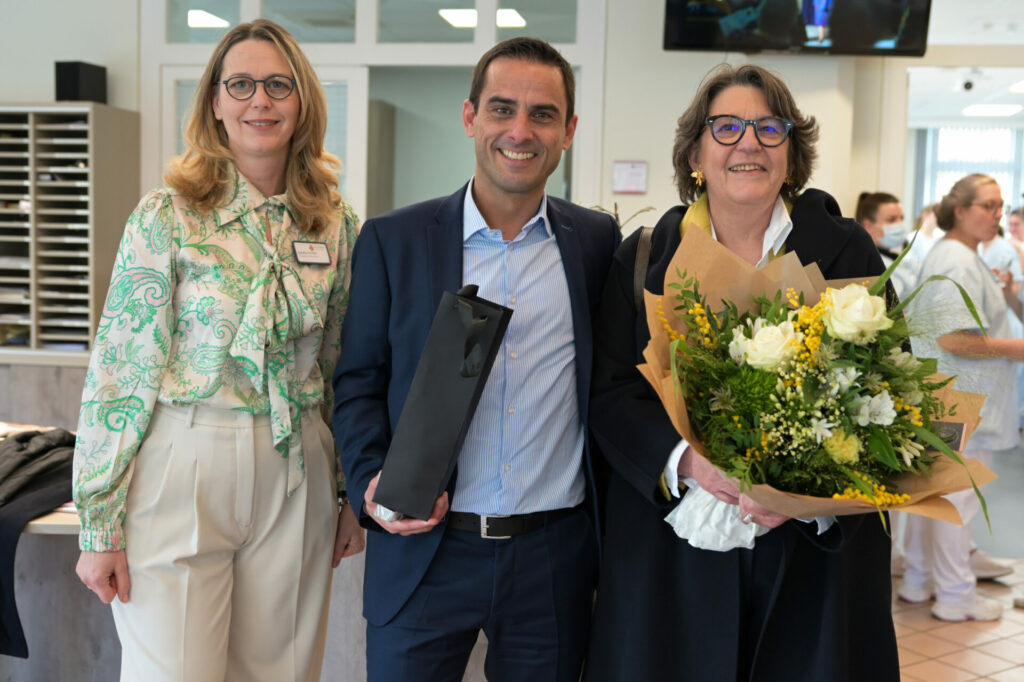 Des personnalités avec un bouquet de fleurs