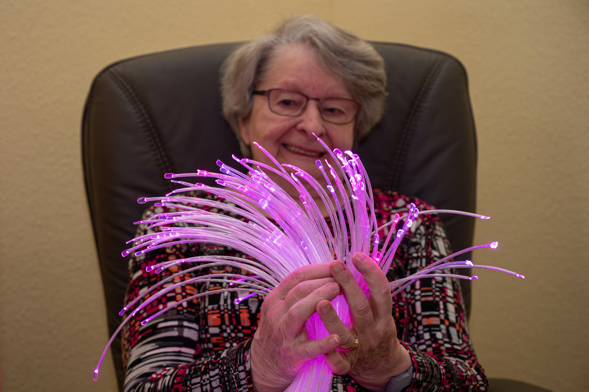 Une dame derrière des serpentins lumineux