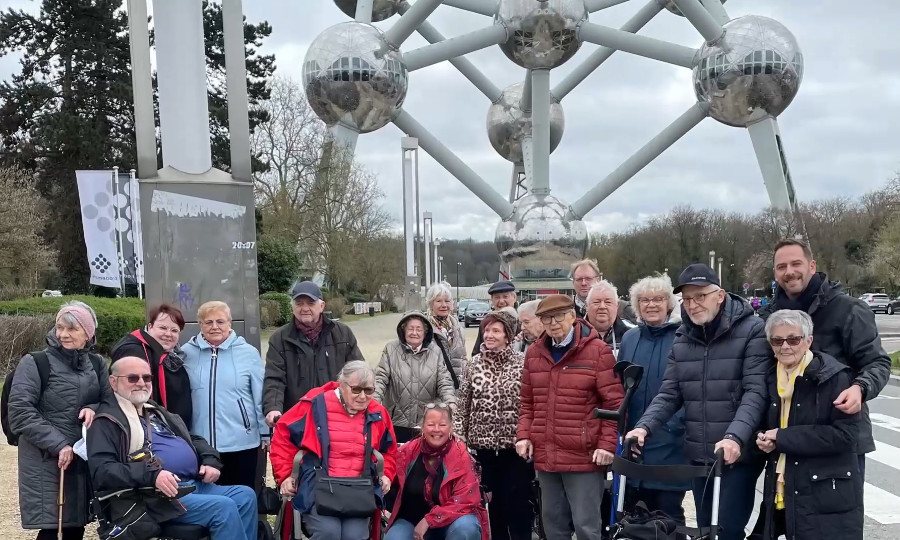 Eine Reisegruppe vor dem Atomium in Brüssel