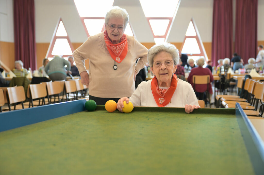 Deux femmes devant un billard