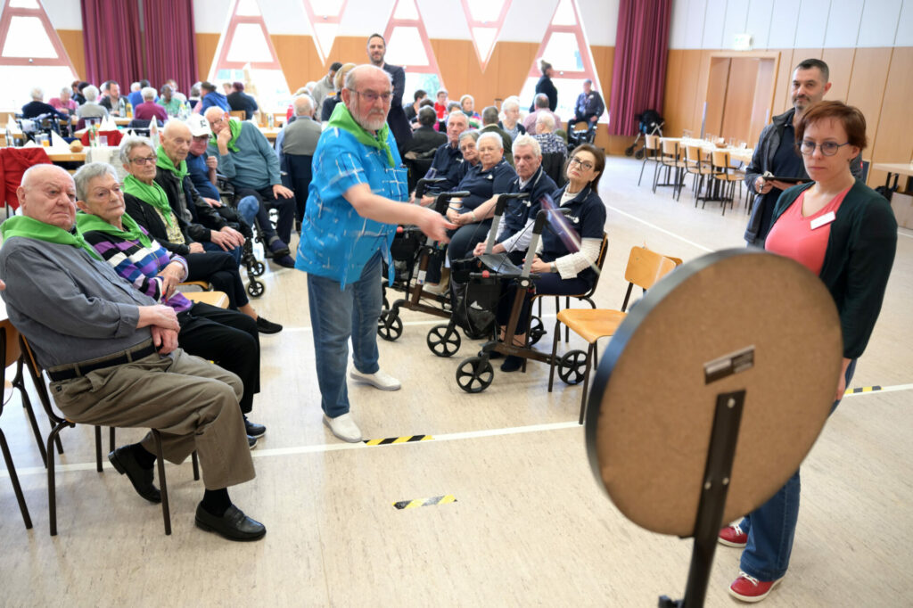 Jeu de fléchettes en public