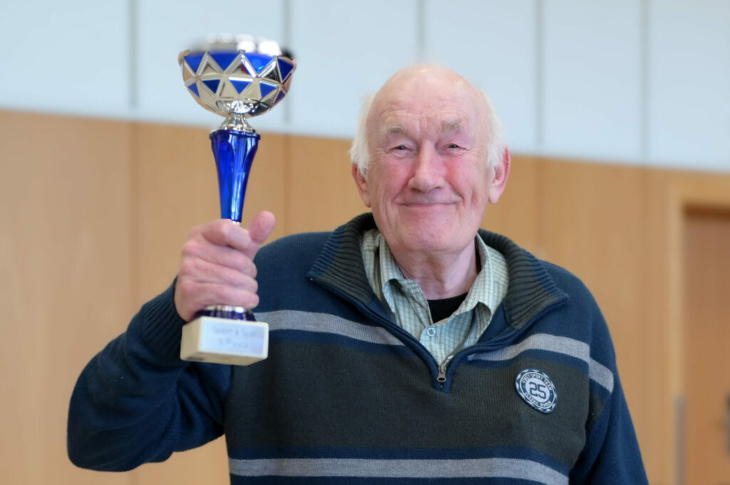 une homme lève une coupe