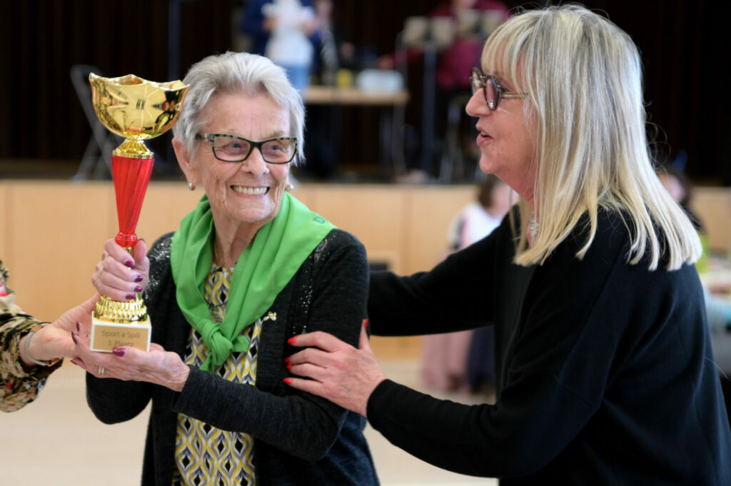 deux femmes avec une coupe