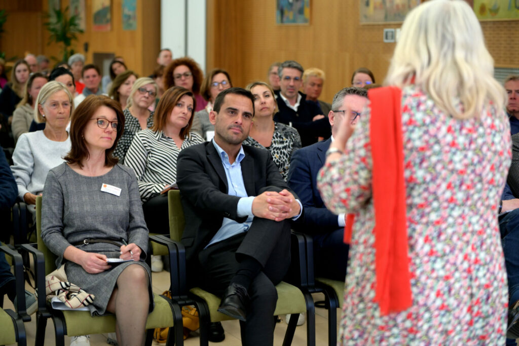 L'assemblée attentive