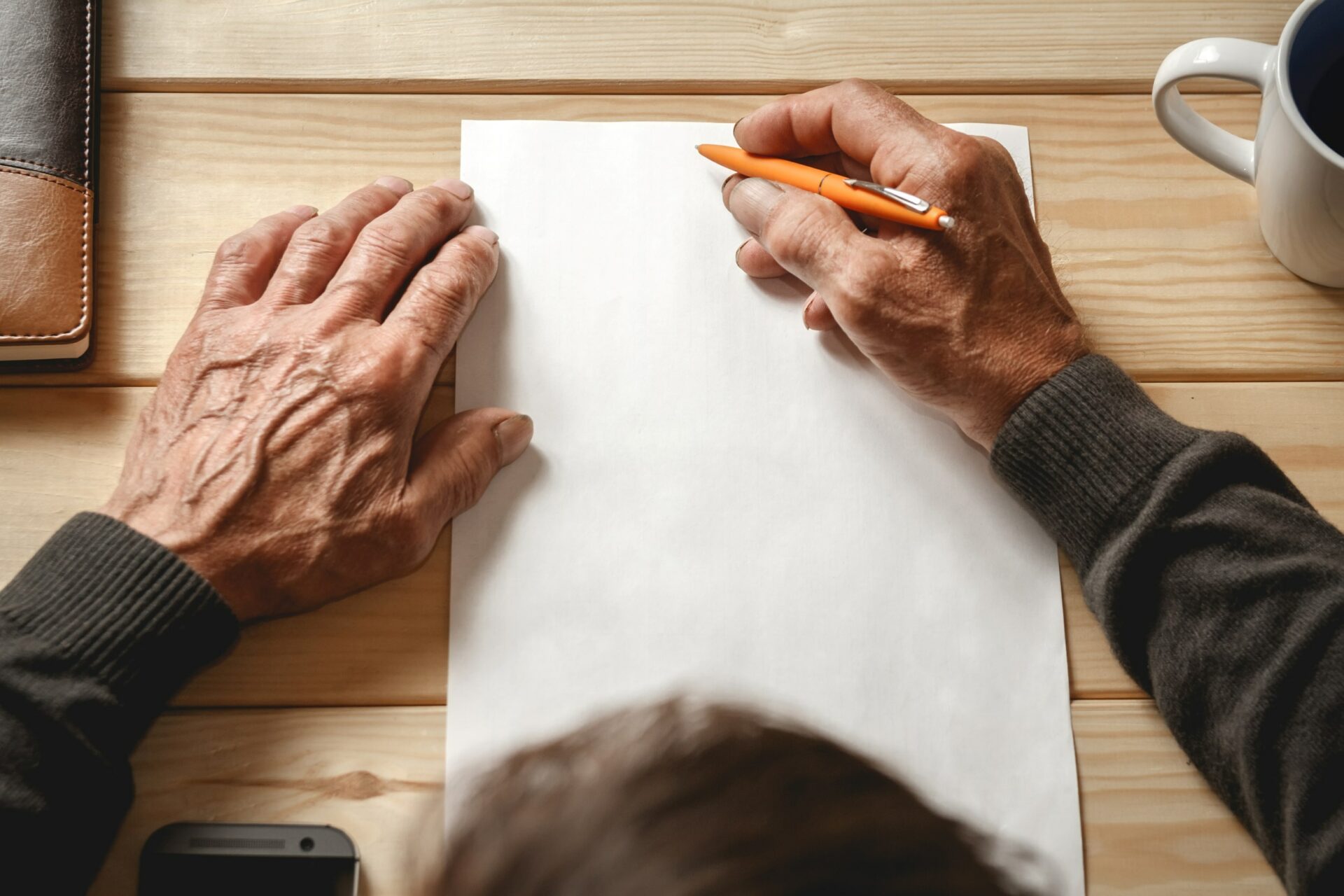 Une personne âgée écrit
