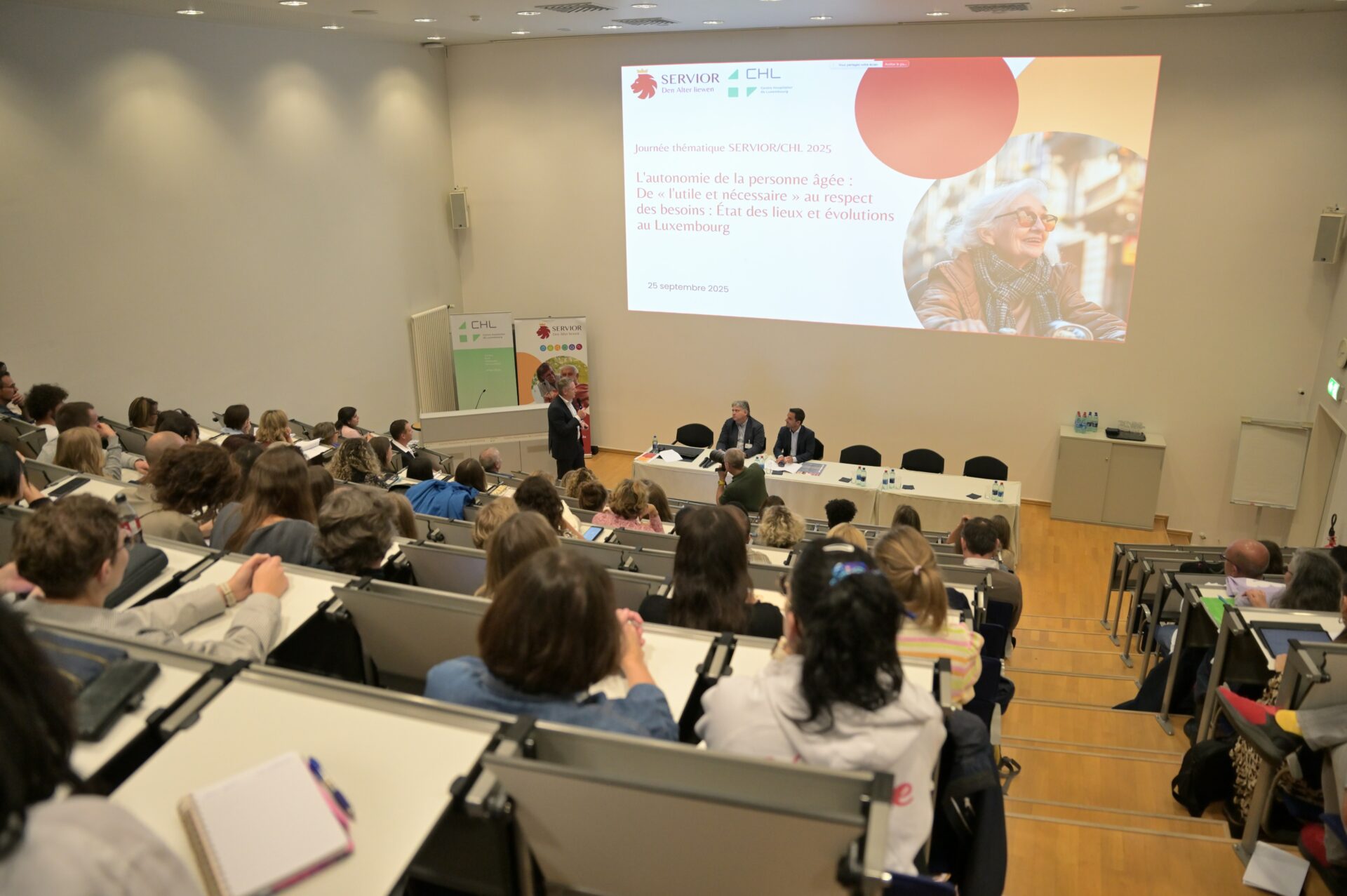 conférence dans une salle combre
